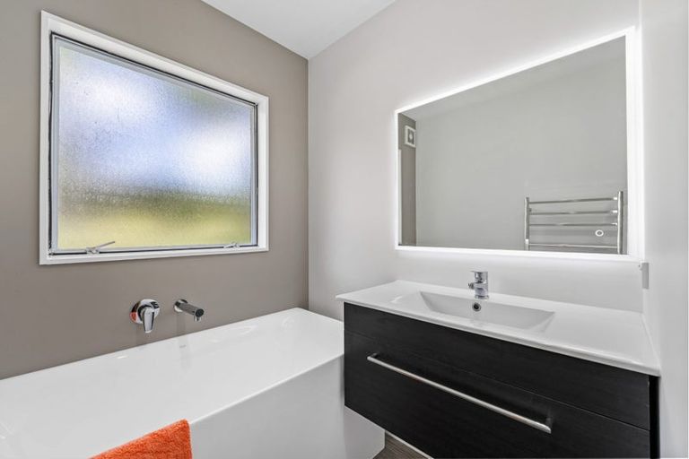 Photo of property in 2/30 Lagoon Way, West Harbour, Auckland, 0618