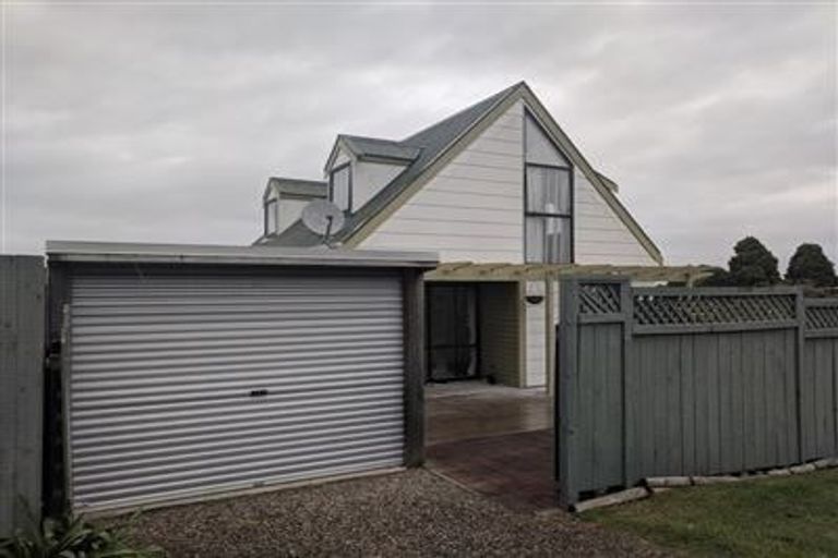 Photo of property in 2/30 Glen Vista Place, Bayview, Auckland, 0629