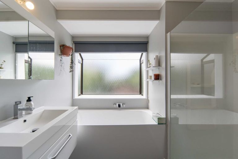 Photo of property in 42 Cromwell Drive, Fitzroy, Hamilton, 3206