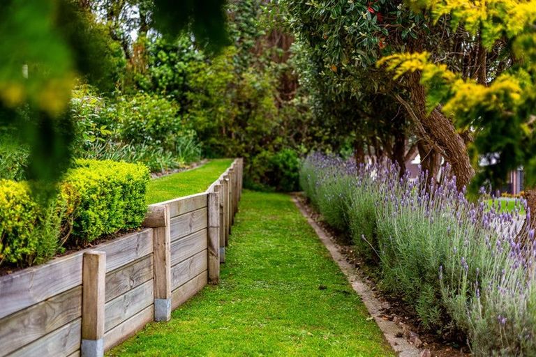 Photo of property in 129 Kahu Road, Paremata, Porirua, 5024