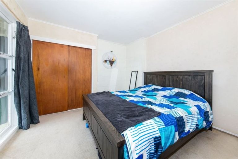 Photo of property in 15 Cleve Road, Green Bay, Auckland, 0604