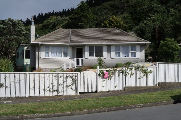 Photo of property in 1 Mckelvey Place, Tawa, Wellington, 5028