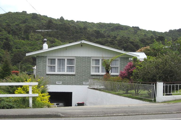 Photo of property in 141 Waikawa Road, Picton, 7220
