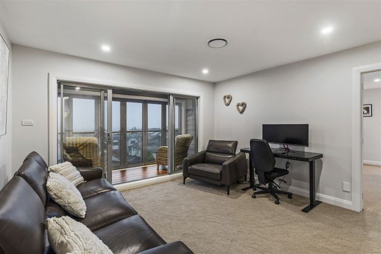 Photo of property in 33 Te Oneroa Way, Long Bay, Auckland, 0630