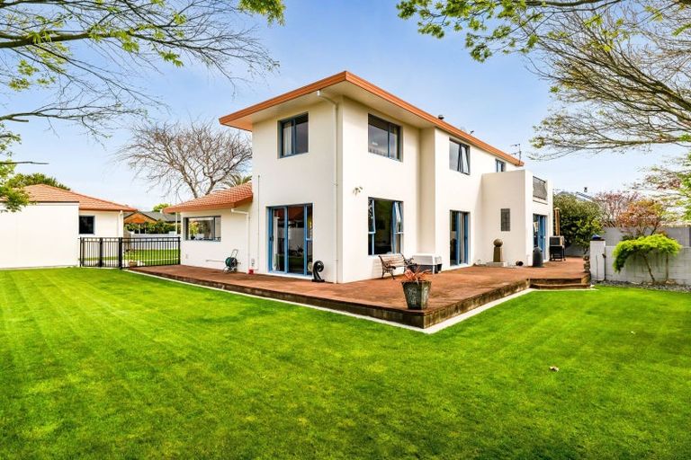 Photo of property in 8 Taylor Place, Merrilands, New Plymouth, 4312