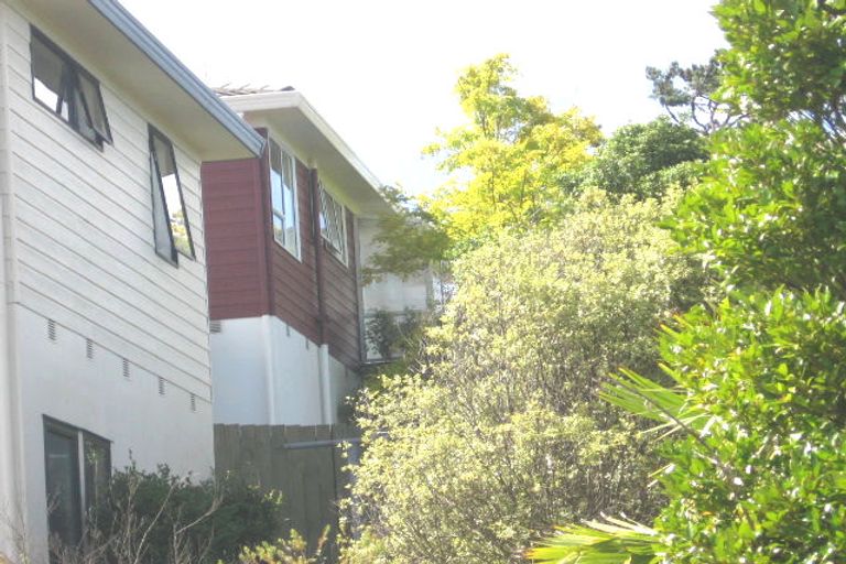 Photo of property in 1/8 Valecrest Place, Bayview, Auckland, 0629