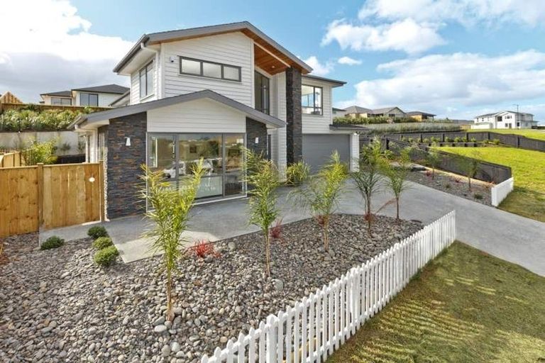 Photo of property in 10 Syd Grant Crescent, Orewa, 0931