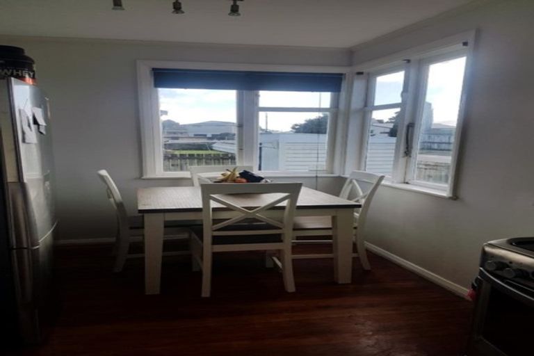 Photo of property in 48 Omata Road, Marfell, New Plymouth, 4310