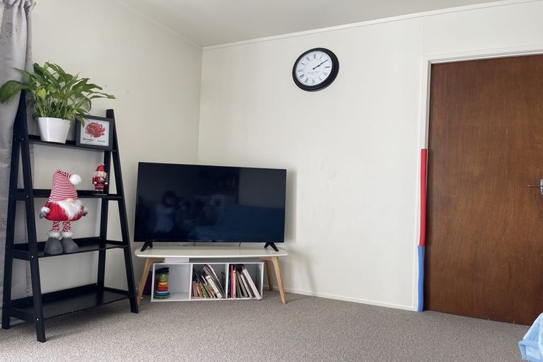 Photo of property in 1/16a Camrose Place, Glenfield, Auckland, 0629