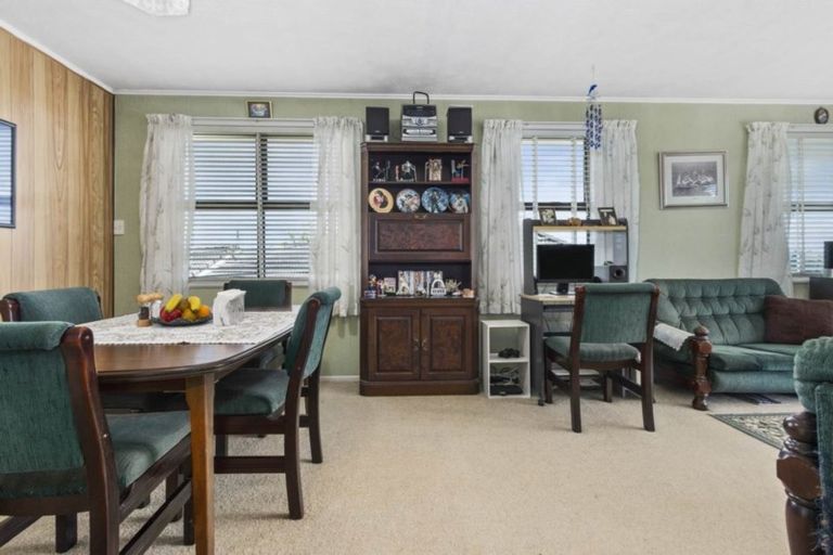 Photo of property in 24 School Road, Te Atatu South, Auckland, 0610