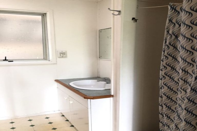 Photo of property in 3 Tahu Crescent, Sunnynook, Auckland, 0620