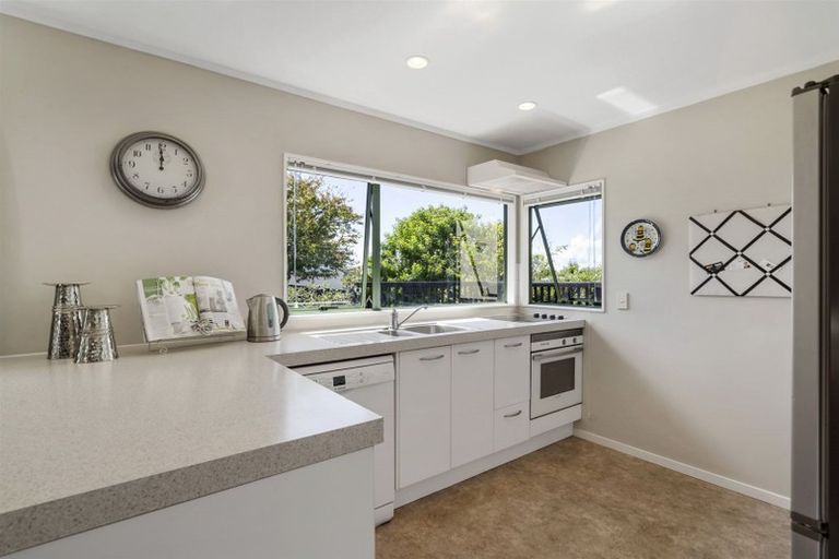 Photo of property in 2/883 East Coast Road, Northcross, Auckland, 0632