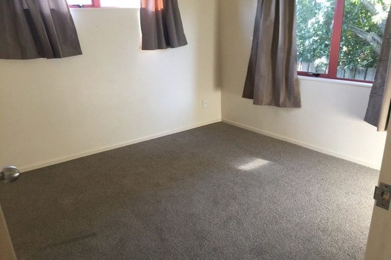 Photo of property in 28 Chilcott Road, Henderson, Auckland, 0612