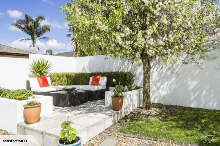 Photo of property in 15 Courtneys, West Harbour, Auckland, 0618