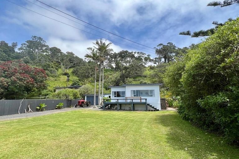 Photo of property in 221 Oakura Road, Oakura, Hikurangi, 0184