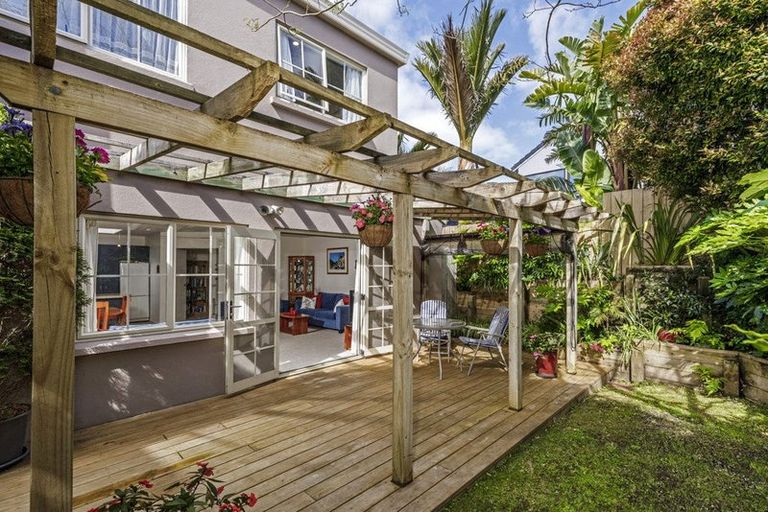 Photo of property in 3/24 Wernham Place, Northcote, Auckland, 0626