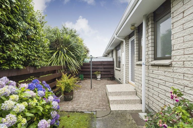 Photo of property in 6 Chertsey Court, Roslyn, Palmerston North, 4414