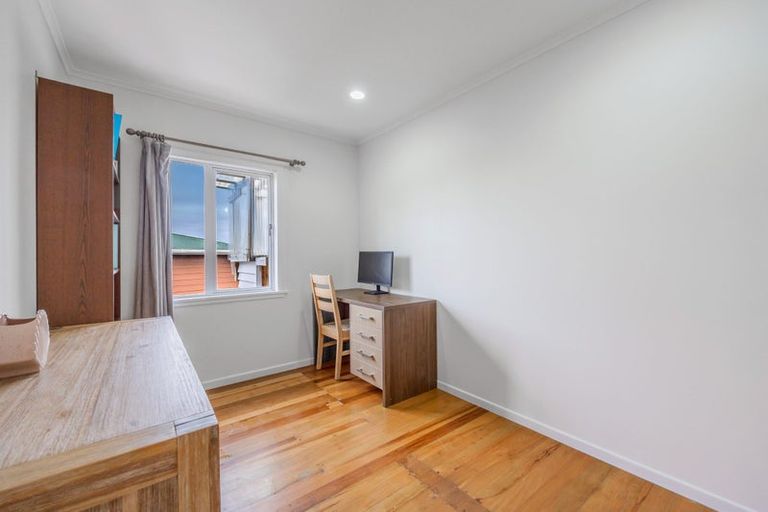 Photo of property in 1/12 Seaview Road, Glenfield, Auckland, 0629