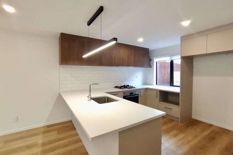 Photo of property in 43d West Harbour Drive, West Harbour, Auckland, 0618