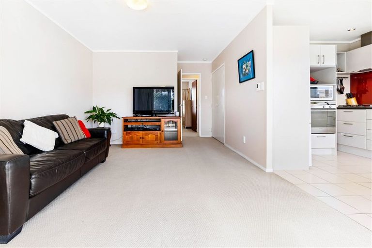 Photo of property in 28 Faith Bullock Place, New Lynn, Auckland, 0600
