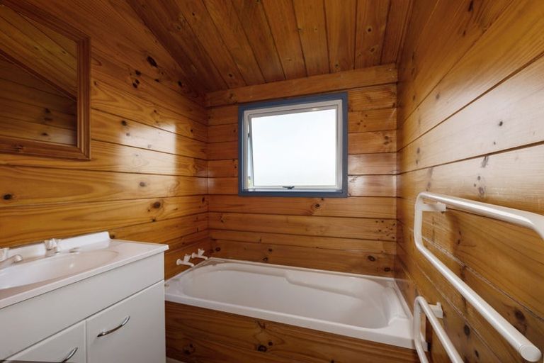 Photo of property in 9 Empressa Heights, Helensville, 0800