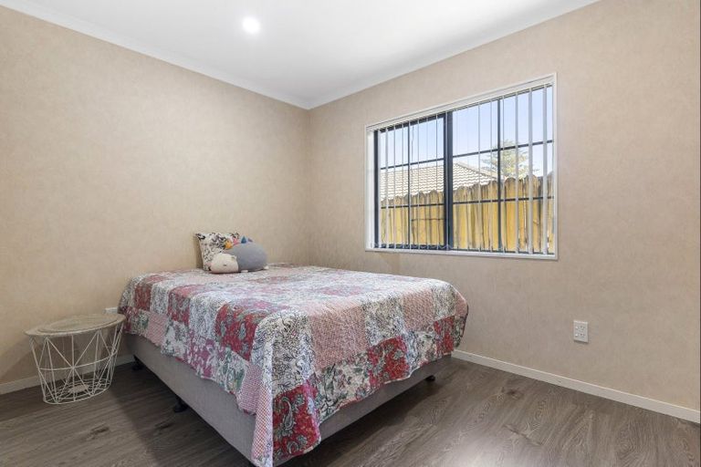 Photo of property in 3 Harobed Place, Weymouth, Auckland, 2103