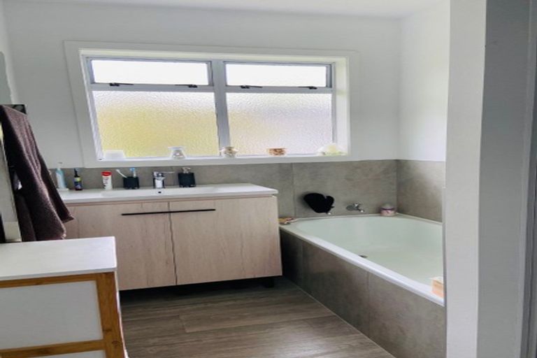 Photo of property in 15 Liston Crescent, Cockle Bay, Auckland, 2014