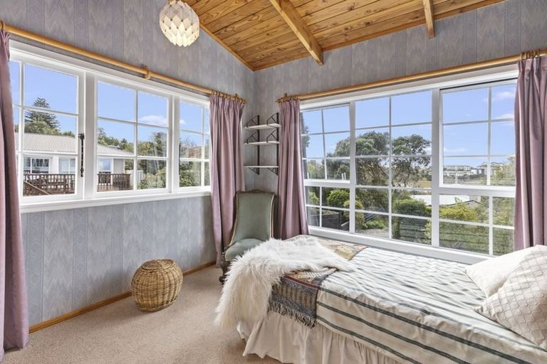 Photo of property in 30 Deuxberry Avenue, Northcote, Auckland, 0627