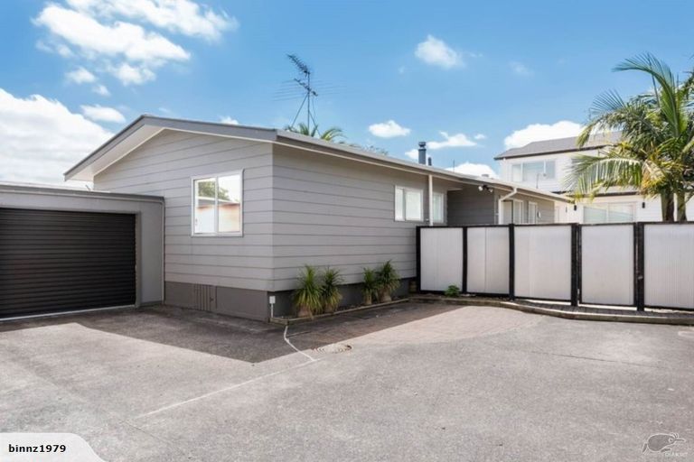 Photo of property in 2/10 Glennandrew Drive, Half Moon Bay, Auckland, 2012