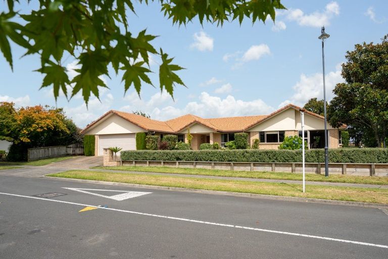 Photo of property in 1 Glenroy Place, Green Bay, Auckland, 0604