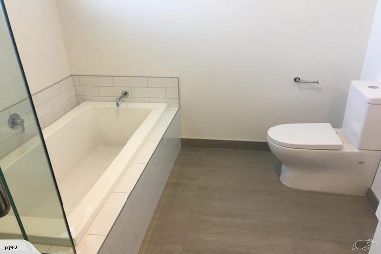 Photo of property in 6 Matakanui Lane, Wanaka, 9305