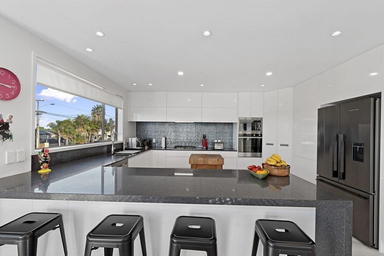 Photo of property in 1/148 Beach Road, Campbells Bay, Auckland, 0630