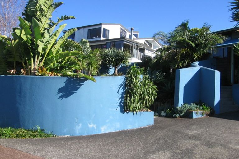 Photo of property in 18 Oakpark Place, West Harbour, Auckland, 0618