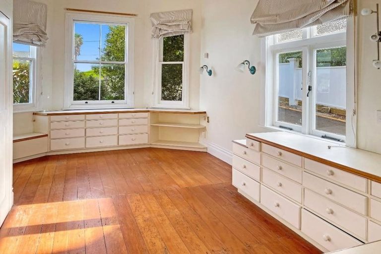 Photo of property in 18 Bridge View Road, Birkenhead, Auckland, 0626