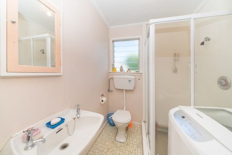 Photo of property in 2 Surrey Crescent, Hokowhitu, Palmerston North, 4410