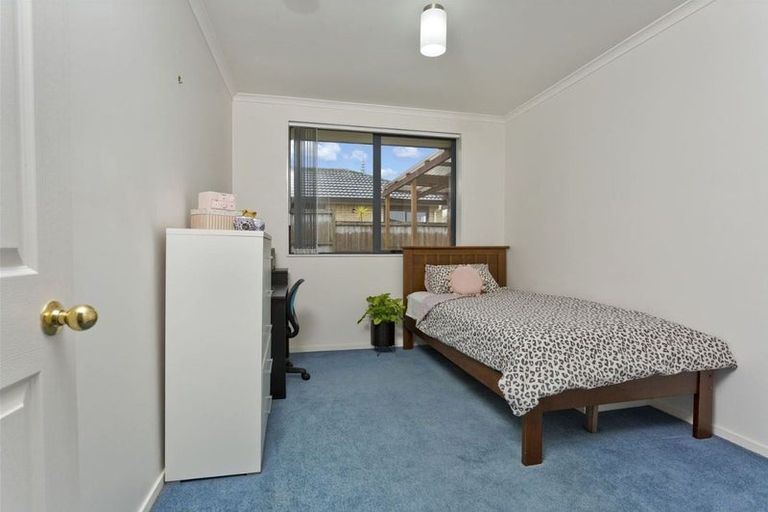 Photo of property in 16 Plumstead Rise, Glen Eden, Auckland, 0602