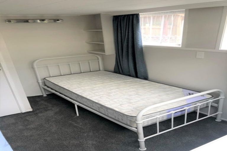 Photo of property in 10 Sylvan Crescent, Te Atatu South, Auckland, 0610