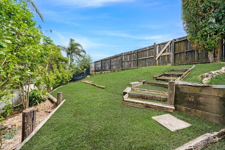 Photo of property in 1a Highgrove Lane, Totara Vale, Auckland, 0632
