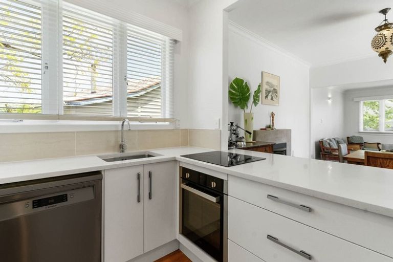 Photo of property in 92 Astley Avenue, New Lynn, Auckland, 0600