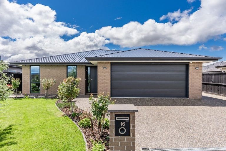 Photo of property in 16 Carrick Place, Mosgiel, 9024