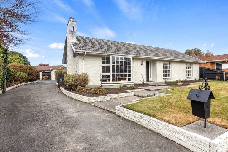 Photo of property in 7 Lombard Place, Avonhead, Christchurch, 8042