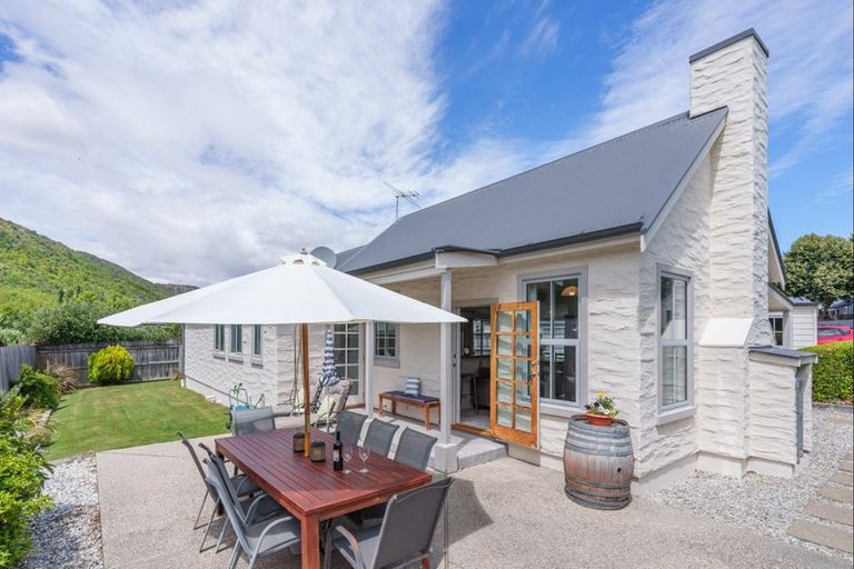 Photo of property in 12 Fletcher Way, Arrowtown, 9302