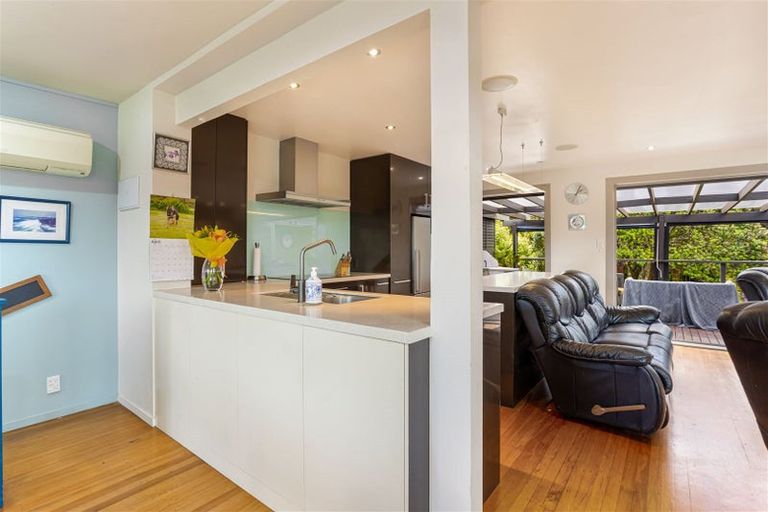 Photo of property in 8 Rauhuia Crescent, Parau, Auckland, 0604