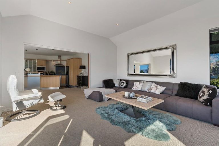 Photo of property in 17 Milward Place, Kelvin Heights, Queenstown, 9300