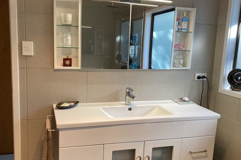 Photo of property in 16 Quincey Place, Massey, Auckland, 0614