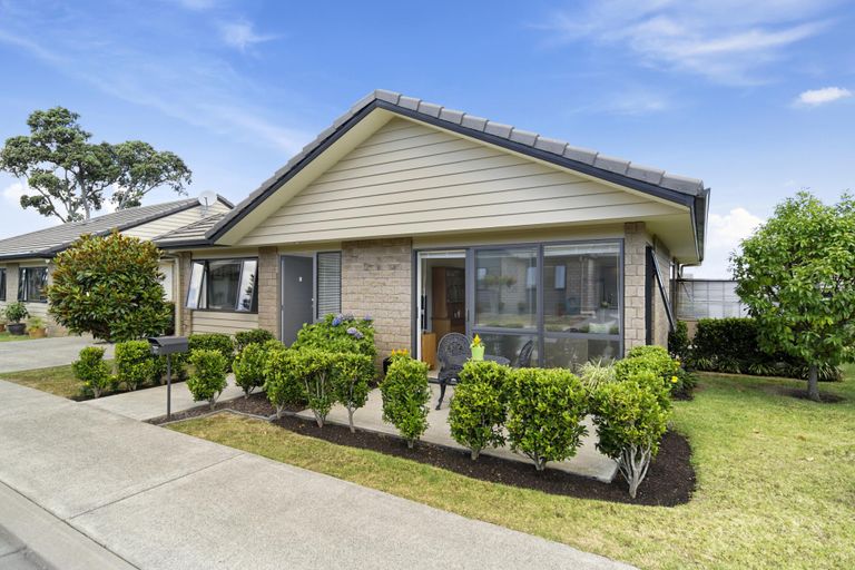 Photo of property in 21 Royalle Mews, Botany Downs, Auckland, 2010