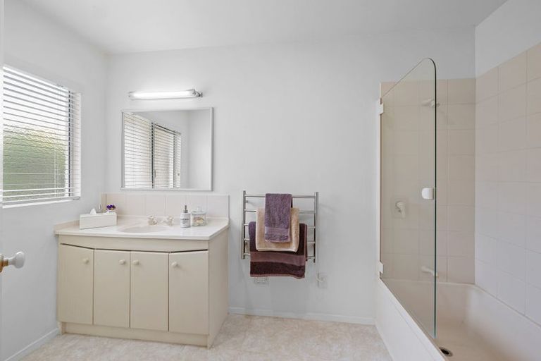 Photo of property in 3 Waiwera Place, Merrilands, New Plymouth, 4312