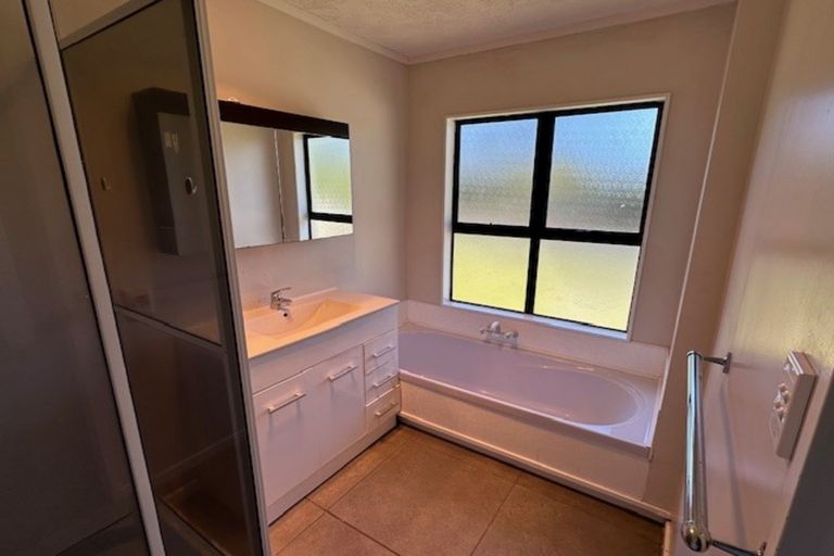 Photo of property in 26 Miriam Corban Heights, Henderson, Auckland, 0612