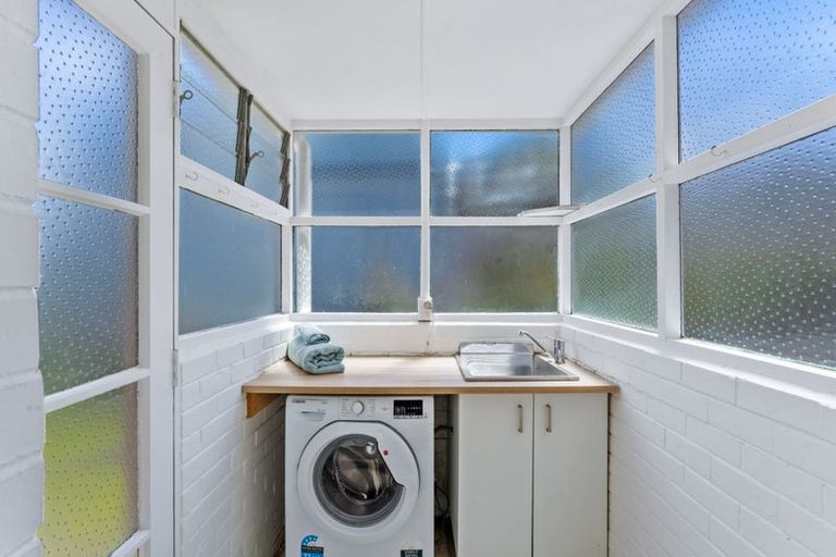 Photo of property in 2/174 East Coast Road, Forrest Hill, Auckland, 0620