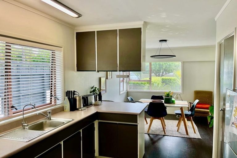 Photo of property in 27 Wainui Avenue, Point Chevalier, Auckland, 1022